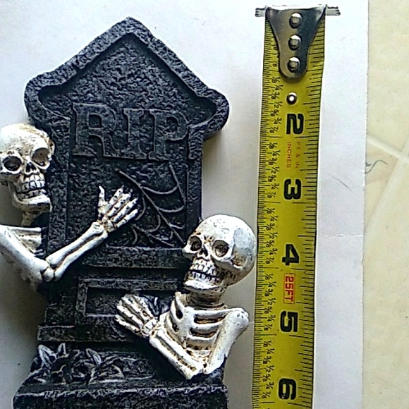 Halloween Decor tombstone with skeletons NWT NEW - Picture 3 of 3